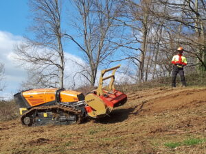 Robot de pente télécommandé pour terrains difficiles et en pente. Travaux de débroussaillage en montagne.