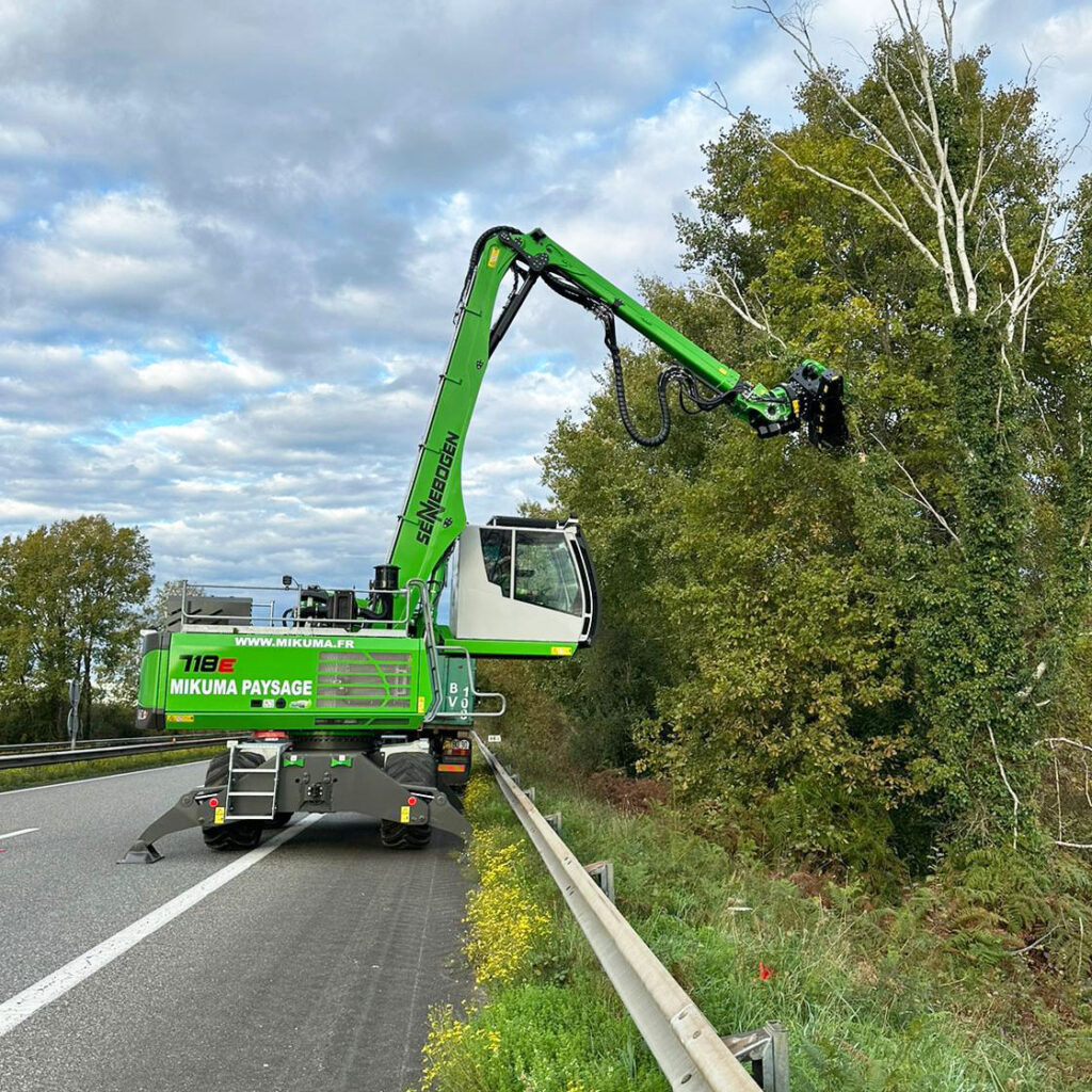 Elagage en occitanie- pelle long bras avec lamier et grappin scie- lineaire routier et autoroutier- travaux chez particulier